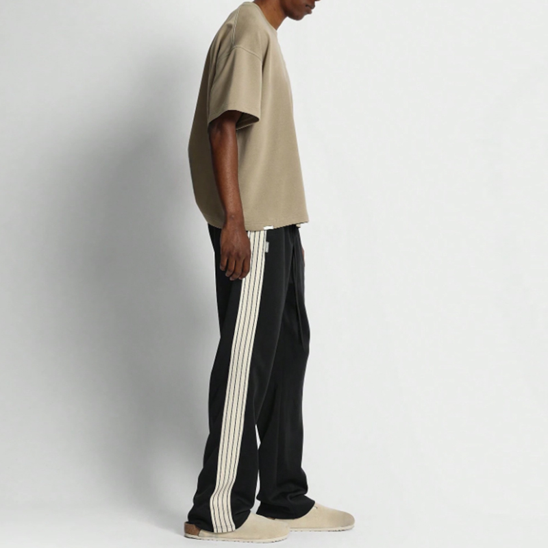 hongfeng offers striped sweatpants for a stylish and sporty look in high-quality fabrics.
